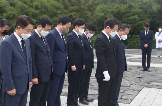 경남 김해 봉하마을 고(故) 노무현 전 대통령 묘역을 참배하고 있는 이재명 더불어민주당 의원. <이재명 의원실 제공>